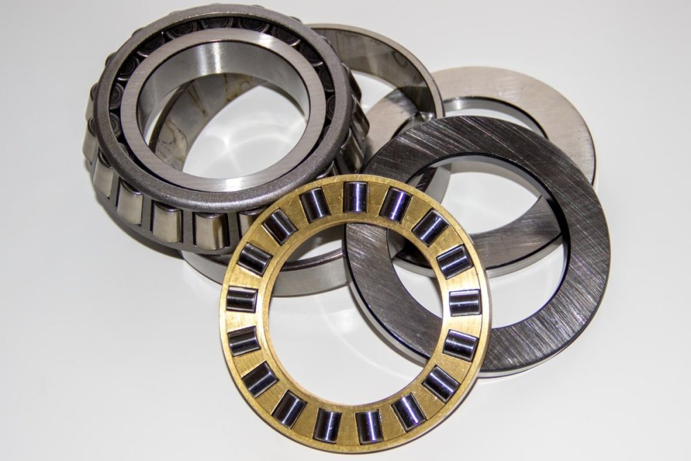 Thrust roller bearings and tapered roller bearings on a white background.